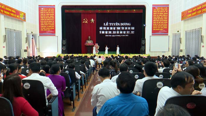 Diễn Châu: Tuyên dương 270 giáo viên học sinh xuất sắc